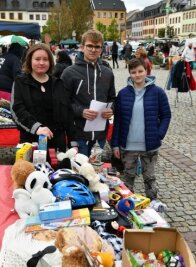 Flohmarkt bringt Geld in Abi-Kasse - Anna Eichler, Orlando Legolas Thanheiser und Nelly Haupt (v. l.) beim Flohmarkt. 