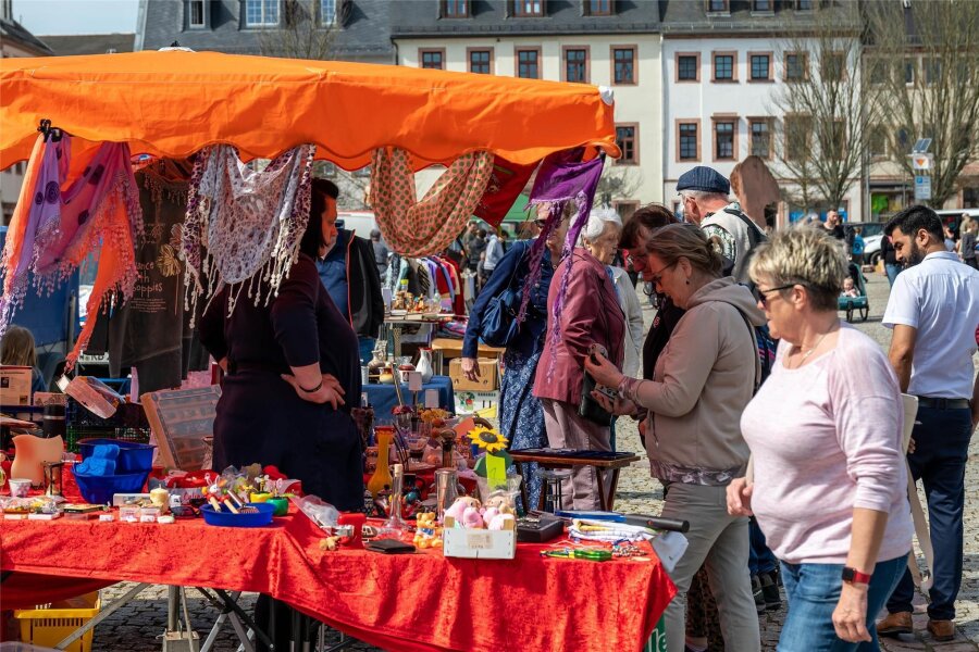 Flohmarkt in Rochlitz - Im Vorjahr lockte der Flohmarkt der Stadt Rochlitz hunderte Schnäppchenjäger in die Innenstadt.