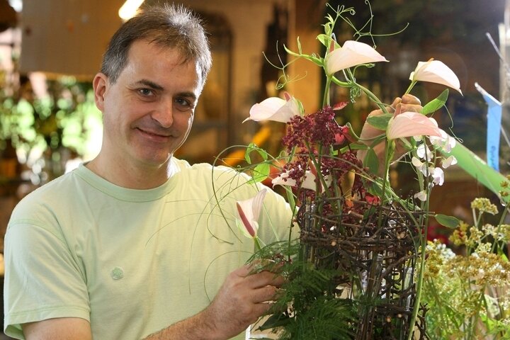 Torsten Meiner kreiert für zahlreiche Veranstaltungen der Region farbenfrohe Blumenarrangements. Zuletzt war er in Südkorea.