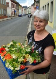 Floristin versteckt Blumen: Sträuße zum Mitnehmen - Kerstin Kreinacker verteilt am Sonntag Blumensträuße in Hainichen. 