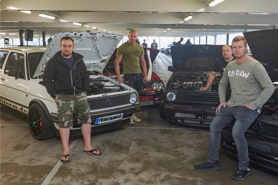 Ihre vier VW Golf haben gemeinsam fast 5000 PS unter der Haube: Die Bastler Mateusz Czajkowski, Mitveranstalter Steve Gregorius, Denny Wimmer und Tobias Schneider (von links). 