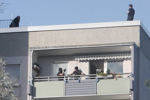 Flucht aufs Hochhaus: Mann hält Polizei stundenlang in Atem - 