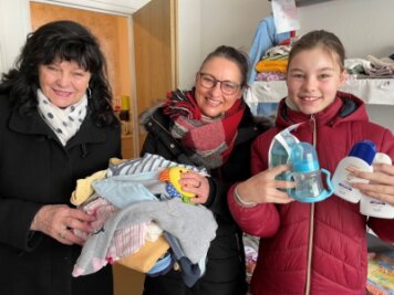 Flucht mit vier Wochen altem Baby - Viele Spenden für ukrainische Familie in Schwarzenberg - Christine Matko hat Katja und Julie Rückschloss (v. l.) sofort mit vielen Sachen für Baby Matwij geholfen, das erst vier Wochen alt ist. 