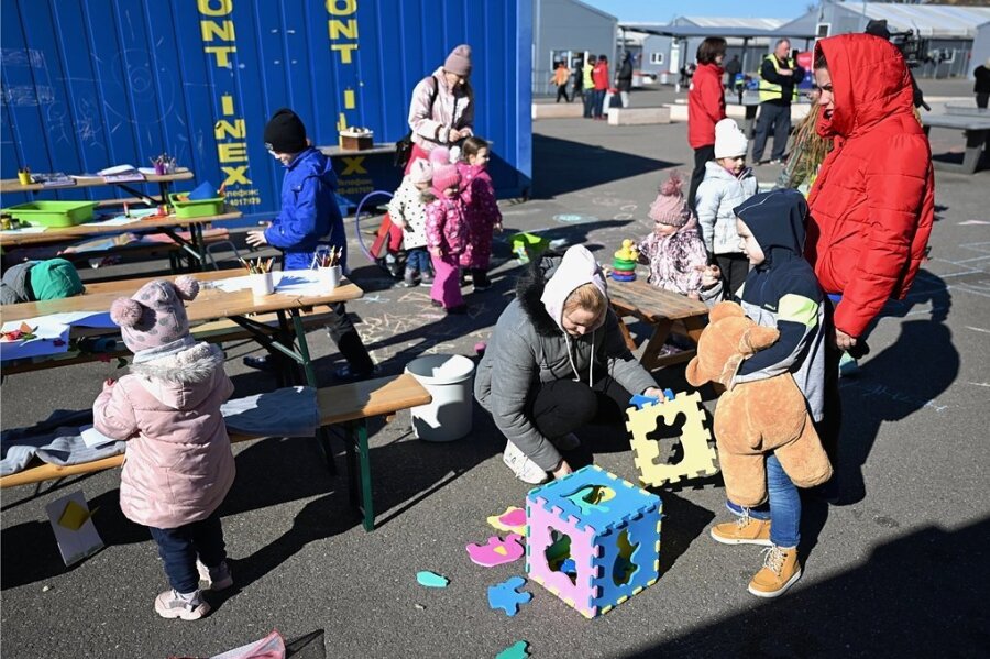 Kinder spielen in einer Aufnahmeeinrichtung für Geflüchtete aus der Ukraine in Leipzig. Sachsen will binnen kurzer Zeit tausende Plätze zur Unterbringung ukrainischer Flüchtlinge schaffen. Ziel ist es aber, sie so schnell wie möglich auf die Kommunen aufzuteilen. 