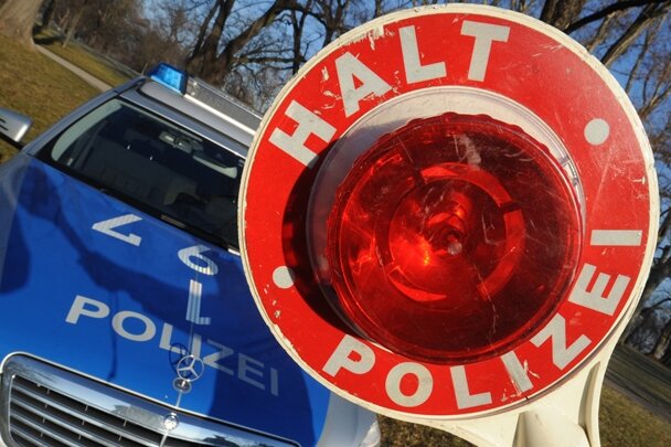 Flucht vor Polizeikontrolle: Pickup rast mit über 100 km/h durch Herold - 