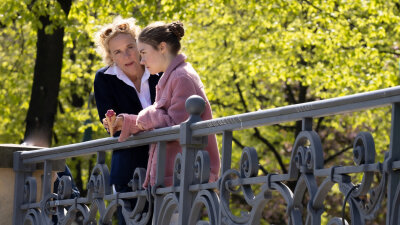Flo Bohringer (Katja Riemann) versucht ihrer Tochter Luna (Hannah Schiller) nach einer Niederlage Mut zuzusprechen.