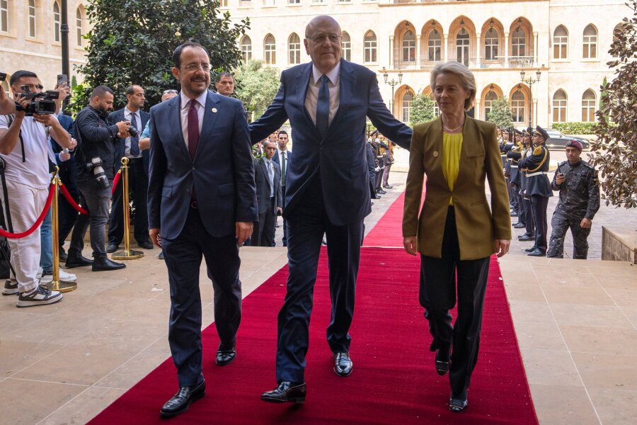 Flüchtlinge: EU beschließt Milliarden-Deal mit dem Libanon - Schiebt den Flüchtlingsdeal an: der libanesische Ministerpräsident Nadschib Mikati (M) mit dem zypriotischen Präsidenten Nikos Christodoulidis und EU-Kommissionspräsidentin Ursula von der Leyen.