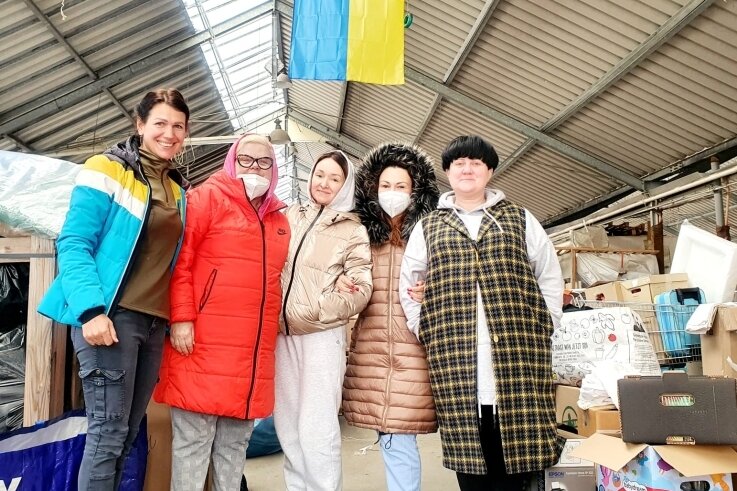 Flüchtlinge helfen Helfern - Raminta Kretschmann (l.) erhielt beim Verpacken Unterstützung von vier Frauen, die aus der Ukraine geflüchtet sind. 
