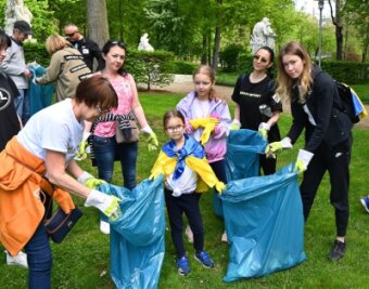 Flüchtlinge sagen Danke - mit einem sauberen Park - Ukrainische Flüchtlinge wie Anastasija Borisenko (r.) haben am Samstag am Schloßteich in Chemnitz Müll aufgesammelt. 