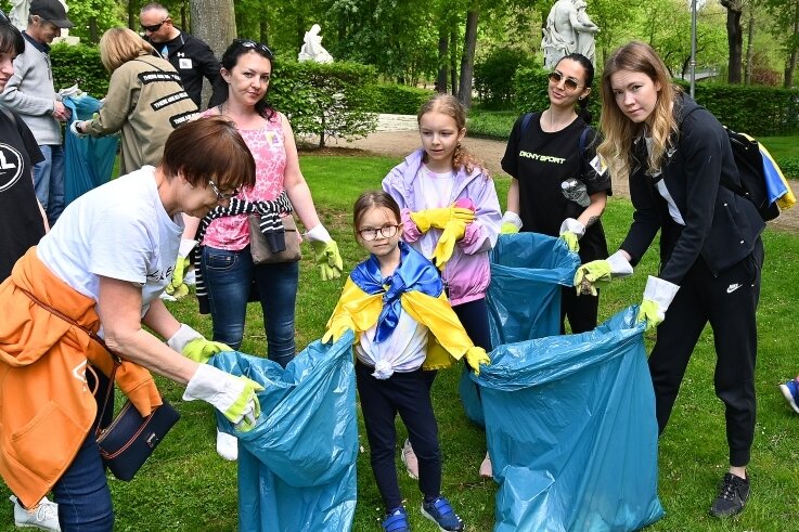 Flüchtlinge sagen Danke - mit einem sauberen Park - Ukrainische Flüchtlinge wie Anastasija Borisenko (r.) haben am Samstag am Schloßteich in Chemnitz Müll aufgesammelt. 