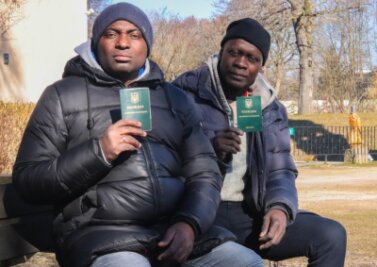 Flüchtlinge zweiter Klasse? Was Ghanaer erlebt haben - Als dunkelhäutige Menschen mit ghanaischer Herkunft haben David (vorn) und Nicholas bei ihrer Flucht aus der Ukraine nach Deutschland Ausgrenzung erlebt. Fünf Tage waren sie auf der Flucht. 