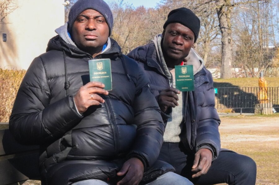 Als dunkelhäutige Menschen mit ghanaischer Herkunft haben David (vorn) und Nicholas bei ihrer Flucht aus der Ukraine nach Deutschland Ausgrenzung erlebt. Fünf Tage waren sie auf der Flucht. 