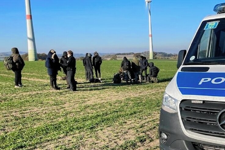 Flüchtlingsstrom an der Grenze - Von der Polizei auf deutschem Hoheitsgebiet aufgegriffene Flüchtlinge. 