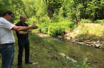 Flüsse im Erzgebirge bekommen ihr altes Bett zurück - Frank Hunger (l.) und Tobias Mehnert sehen ein Jahr nach dem Rückbau, wie sich die Natur erholt hat.