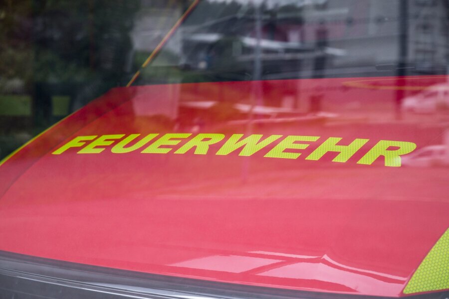 Flüssigkeit läuft aus Paket aus: ABC-Einsatz in Dresden - Ein Einsatzwagen der Feuerwehr steht in der Garage.