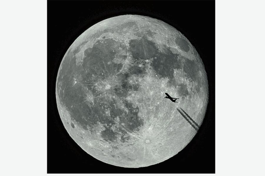 Flug zum Mond: Auer Hobbyfotograf gelingt ein spektakuläres Foto - Besuch beim Mann im Mond. Das Foto zeigt eine B737, die scheinbar den Erdtrabanten ansteuert. Tatsächlich befand sich die Maschine in sieben Kilometern Höhe über dem Erzgebirge. 