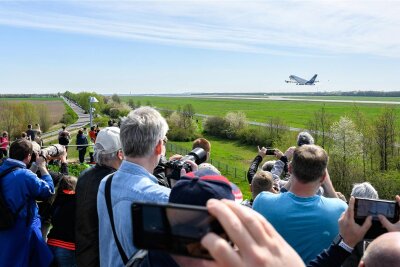 Flughafen Leipzig/Halle: Der Riesenflieger Airbus A380 ist an Sachsens Himmel zurück - Faszination A380: Dutzende Schaulustige verfolgten bereits im April 2023 die Touch-and-Go-Manöver dieses Riesenfliegers in Schkeuditz.