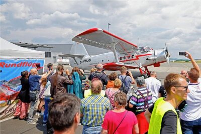 Flugplatzfest und legendäre Flieger locken in Jahnsdorf die Massen an - Nicht nur die legendäre Antonov begeisterte auf dem Flughafen in Jahnsdorf die Massen.