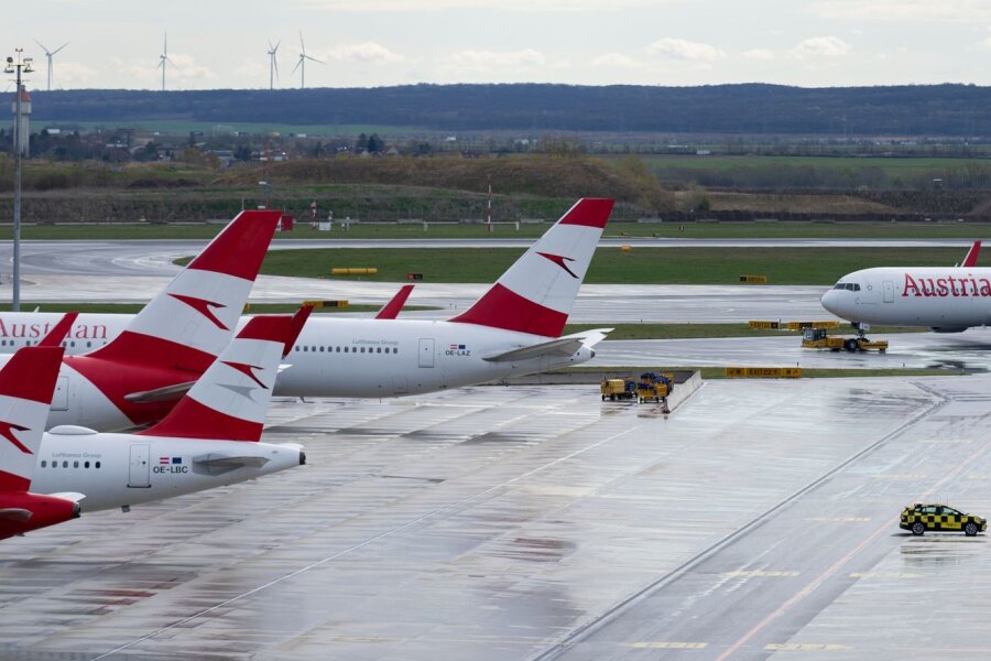 Flugzeug der Austrian Airlines durch Hagel beschädigt - Geparkte Flugzeuge der Austrian Airlines  (AUA) am Flughafen Wien-Schwechat (Archivbild).