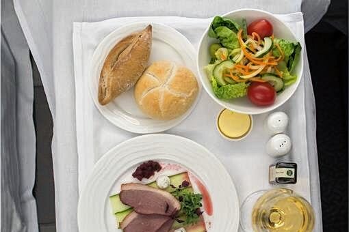 Flugzeug-Essen soll seltener im Müll landen - Sieht das Flieger-Essen so aus, landet es sicher nicht im Müll. 