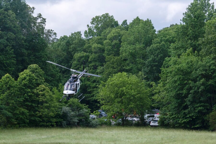 Flugzeug "in der Luft auseinandergebrochen": Drei Tote - Einsatz von Polizei und Sicherheitskräften in der Nähe der Absturzstelle in Leipers Fork im US-Bundesstaat Tennessee.