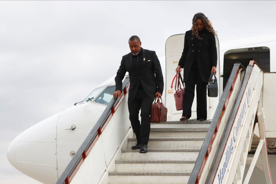 Flugzeug mit Vizepräsident Malawis vermisst - Das Flugzeug mit Malawis Vizepräsident Saulos Chilima (l) an Bord wird gesucht.