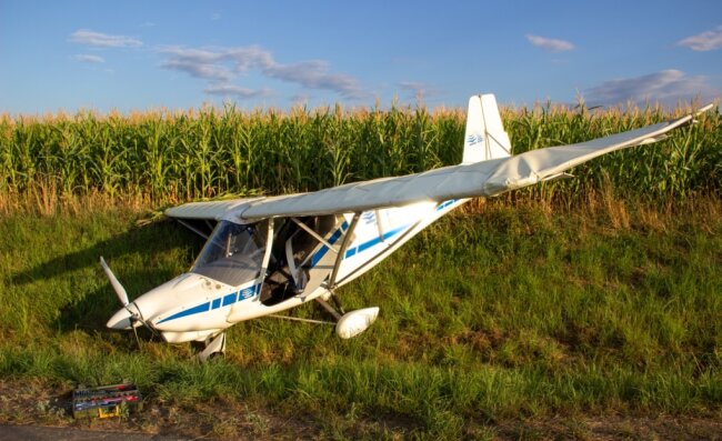 Dieses Flugzeug kam nach dem landeanflug am Dienstag erst in einem Feld zu stehen. 