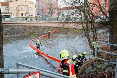 Flussverschmutzung in Chemnitz: Verursacher allem Anschein nach gefunden - Die Feuerwehr baute eine Ölsperre in der Chemnitz auf, um die weitere Verschmutzung des Flusses zu verhindern. 