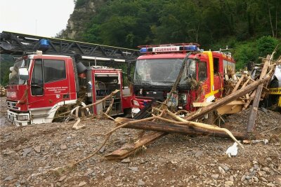 Flut 2021: Hätte früher vor der Katastrophe gewarnt werden können? - Auch Fahrzeuge der Feuerwehr wurden in Altenahr durch das Hochwasser beschädigt. 