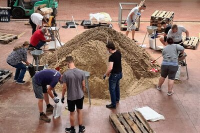 Fluthilfe aus Mittelsachsen kommt an - Am Mittwoch haben 13 Freiwillige aus Bornheim in Nordrhein-Westfahlen die Sandsäcke aus Mittelsachsen befüllt, die am Wochenende von Mittweida aus ins Hochwassergebiet geschickt wurden. 