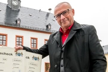 Fluthilfe erreicht Krisengebiet - 20.000 Euro haben die Marienberger gespendet. Oberbürgermeister André Heinrich hat das Geld überwiesen. Es soll zwei Dörfern im Ahrtal beim Wiederaufbau helfen.