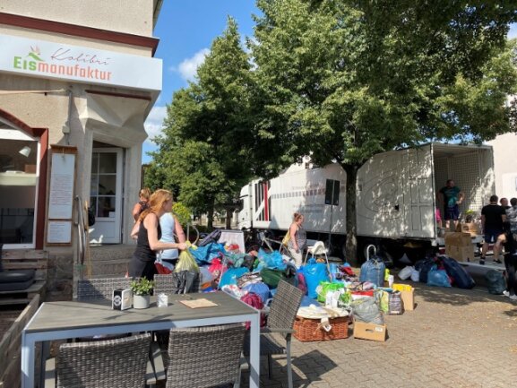 In Flöha wurden gestern Sachspenden für die Hochwasseropfer verladen. Fraglich war, wie viel Platz für die in Augustusburg gesammelten Hilfsgüter bleibt.
