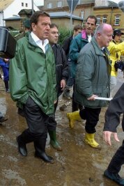 Flutkatastrophen und Politiker: Schröder rettete das Hochwasser die Kanzlerschaft - Gummi über feinem Zwirn: Der Gang durch Grimma gehört zu den Momenten, die Gerhard Schröder die Wiederwahl sicherten.