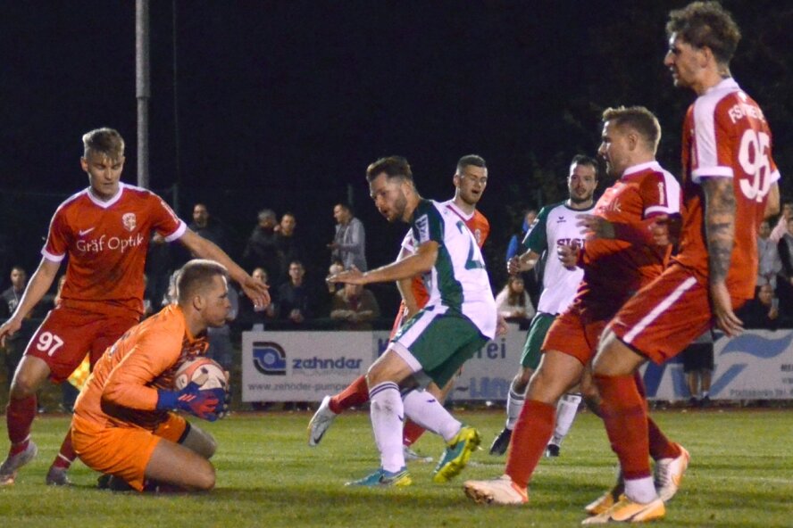 Flutlichtderby lockt 467 Fans ins Jahn-Stadion - Fronberg-Torhüter John-Leon Wiese hält hier einen Ball von André Meyer (Zweiter von rechts). Der Keeper der Gäste stand am Freitagabend oft im Mittelpunkt des Geschehens, dreimal war aber auch er machtlos.