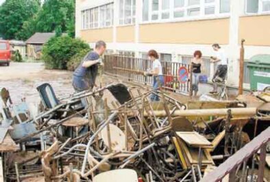 Flutschäden in dreistelliger Millionenhöhe - Schüler und Lehrer der Mittelschule Flöha entrümpelten den Keller des Gebäudes an der Lessingstraße. Alle Möbel sind unbrauchbar.