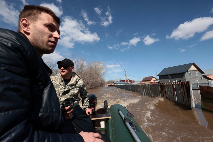 Flutwelle in Russland steigt noch an - Anwohner fahren in ihrem Schlauchboot, um bei der Evakuierung von Menschen in Orenburg zu helfen.