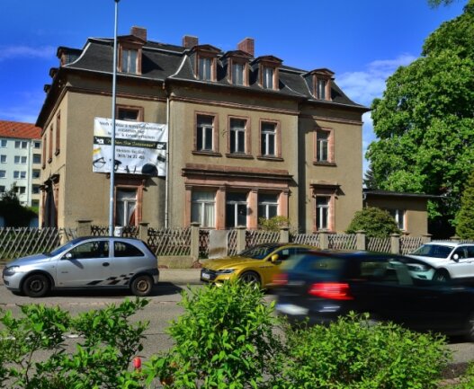Aus der Villa an der Bahnhofstraße soll ein Mehrfamilienhaus werden. Auf dem Grundstück ist außerdem ein Neubau geplant. 