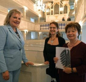 Fördermittel für den Orgelsommer - Veronika Bellmann, Organistin Eva Bublovà und Beate Ebenhöh (v. l.) in der Nassauer Kirche. 