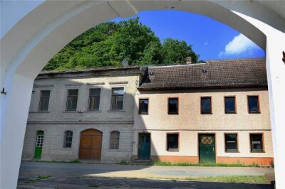 Fördermittel für "Pfad der Erinnerungen" - In diesen beiden Nebengebäuden des früheren KZ Sachsenburg soll die künftige Gedenkstätte entstehen.