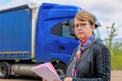 Förderpolitik treibt Frankenberger Spediteurin in die Verzweiflung - Andrea Schmidl vor einem ihrer modernenn Trucks. 