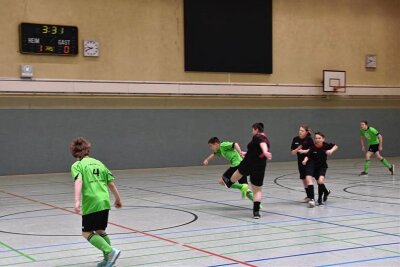 Förderschüler messen ihre Kräfte bei Fußballturnier - Förderschüler beim Turnier-Kick in einer Großturnhalle Limbach-Oberfrohna. 