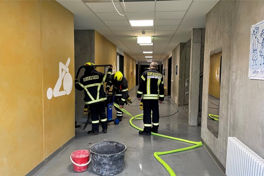 Förderschule Rochlitz: Unterricht läuft wieder normal - Die Feuerwehr Rochlitz versuchte, den Schaden einzudämmen.