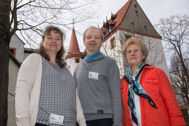 Förderverein bewirbt sich um Bürgerpreis - Gerlinde Bock, Manfred Drechsel und Grit Lommatzsch (von rechts) gehören zum Förderverein des Schlosses Schlettau. Seine Bewerbung für den Bürgerpreis Erzgebirge ist die erste in diesem Jahr.