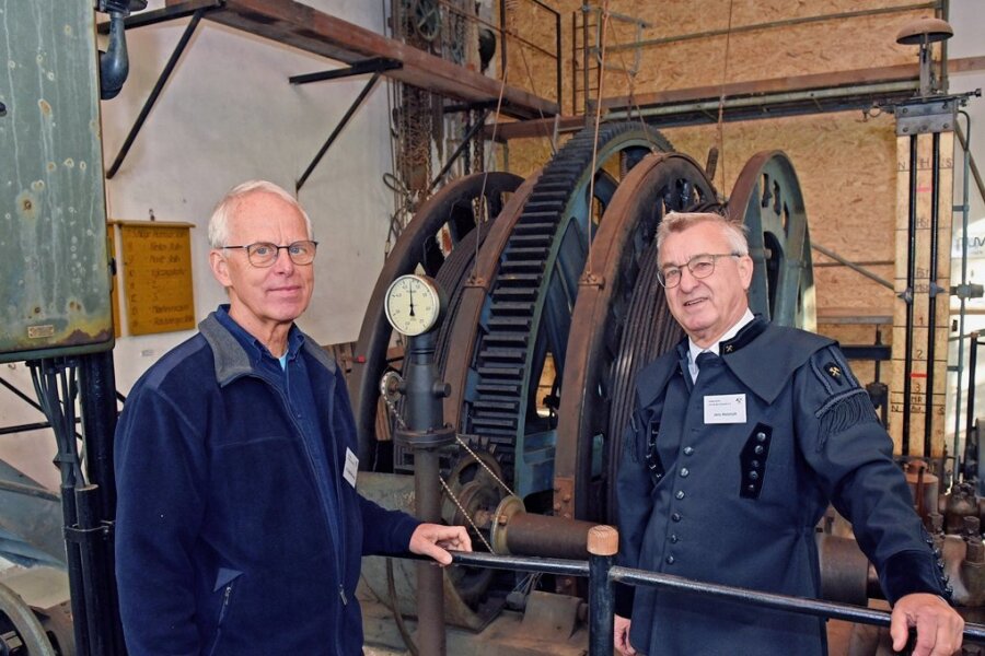 Förderverein Drei-Brüder-Schacht in Freiberg erhält Kavernenkraftwerk - Zu den Meisterstücken des Vereins um Siegfried Loogk (l) und Jens Heinrich gehört, dass die Fördermaschine von 1888 wieder läuft . 