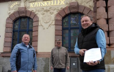 Förderverein pachtet Geringswalder Ratskeller - Vereinssprecher Andreas Wagner (r.) präsentiert gemeinsam mit Günter Busch den unterschriebenen Vertrag, den Bürgermeister Thomas Arnold (l.) für die Stadtverwaltung unterschrieben hat. 