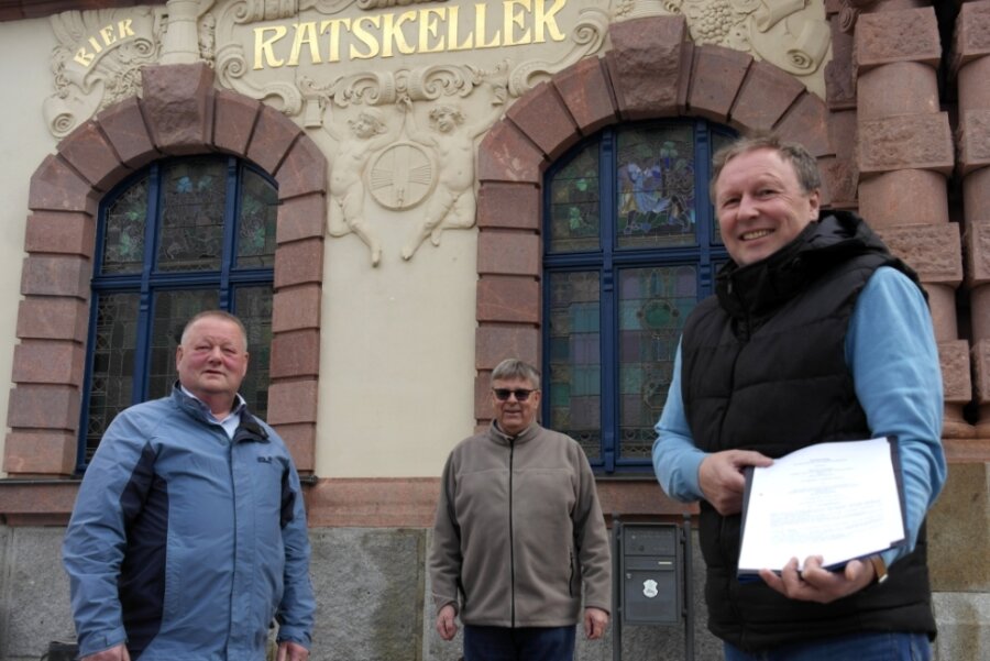 Förderverein pachtet Geringswalder Ratskeller - Vereinssprecher Andreas Wagner (r.) präsentiert gemeinsam mit Günter Busch den unterschriebenen Vertrag, den Bürgermeister Thomas Arnold (l.) für die Stadtverwaltung unterschrieben hat. 