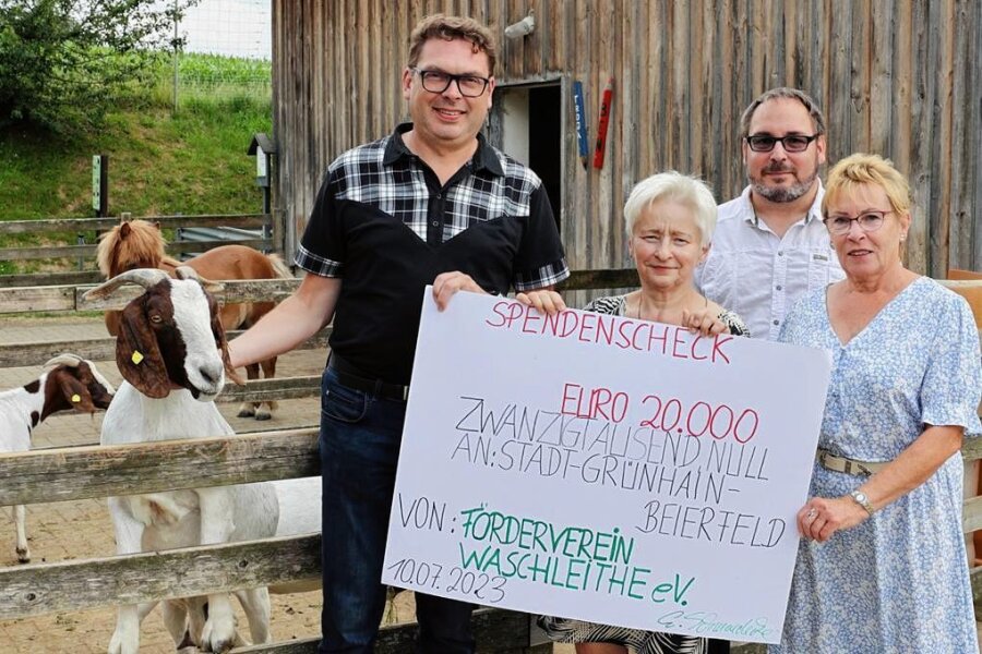 Förderverein unterstützt Bau eines Quarantänehauses für Tierpark Waschleithe - Bürgermeister Mirko Geißler nahm den Scheck von den Mitgliedern des Vereins Karla Armbruster, Steven Armbruster und Elvira Schmaedecke (v .r.) entgegen.