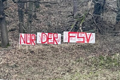 Förderverein „Wildenfelser Zwischengebirge“ entsetzt: FSV-Fans übermalen historische Protestplakate - Dieser Woche wurde der Schriftzug „Der Berg bleibt“ im Wildenfelser Zwischengebirge von FSV-Fans übermalt.