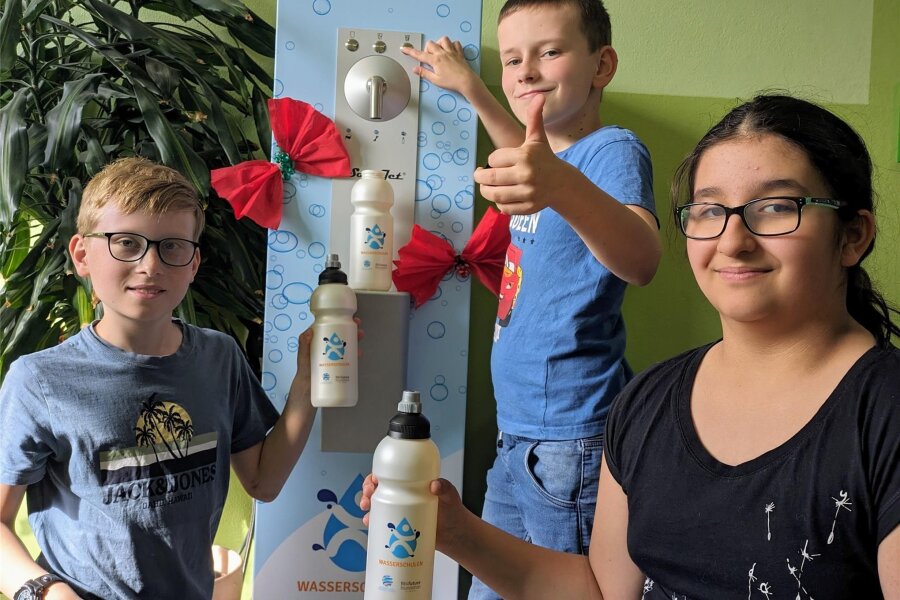 Förderzentrum in Brand-Erbisdorf erhält Trinkwasserspender - Sophia, Jason und Fynn aus der Klasse 4b, hier mit ihren personengebundenen Trinkflaschen, freuen sich über den Trinkwasserspender im Förderzentrum „Clemens Winkler" in Brand-Erbisdorf.