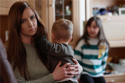 Folgenschwerer Besuch in der Ukraine: Warum eine Mutter aus Crimmitschau um ihren Lebensgefährten bangt - Kristina Haut mit ihren Kindern. Ihr Lebensgefährte wird an der ukrainischen Grenze festgehalten. 